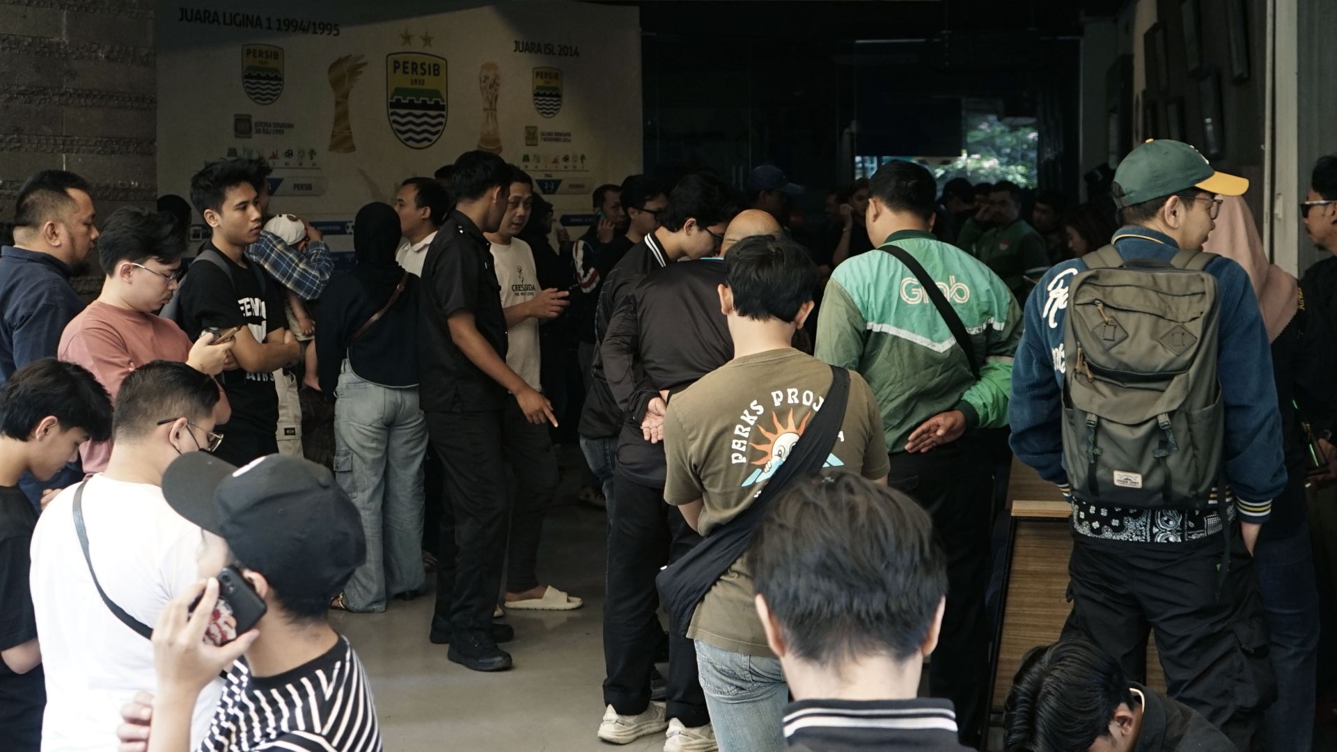 Antusiasme Tinggi, Ratusan Bobotoh Antre Jersey Persib x Weekend Offender